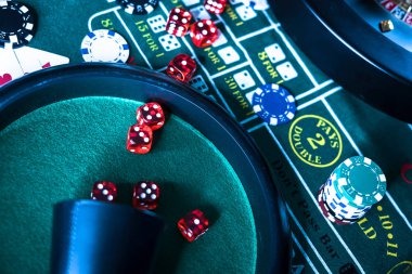 Live dealer conducting Medusa II round on hujantoto 888